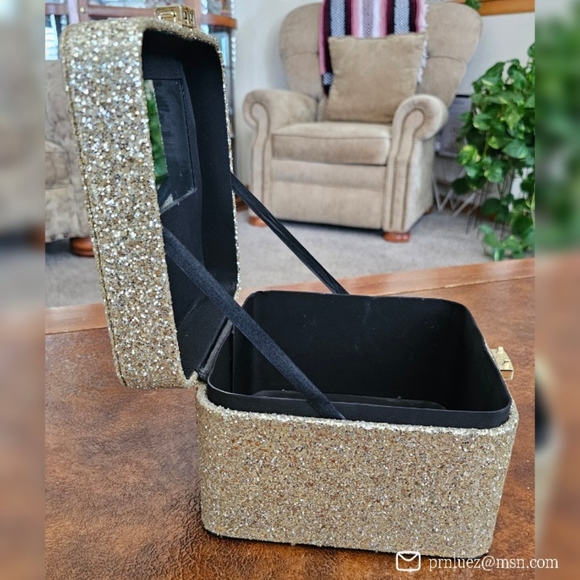 Victoria's Secret Gold Glitter Makeup Train Case - Picture 6 of 8